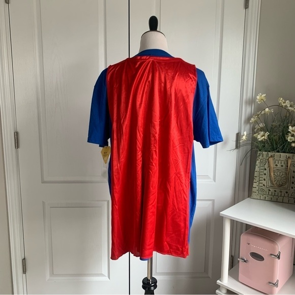 Superman Tee with Removable Cape - Picture 9 of 10